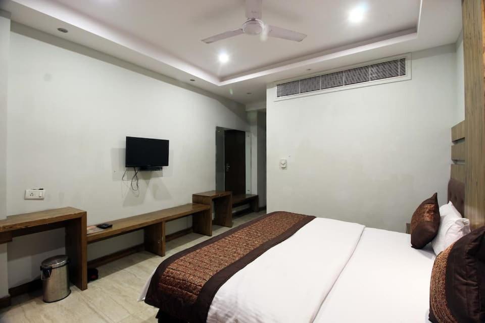 Hotel Ambience New Delhi Extérieur photo
